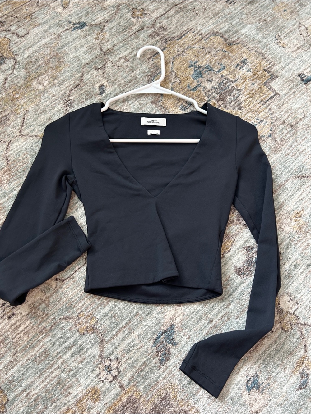 Aritzia Black V-Neck Long-Sleeve Crop Top Contour